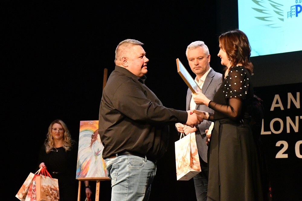 W tym roku te niezwykłe wyróżnienia powędrowały w sumie do 40 osób, firm i organizacji, które szczególnie aktywnie działały na rzecz mieszkańców Rudy Śląskiej. Przyznano także 34 wyróżnienia. 

fot. Jacek Knapik