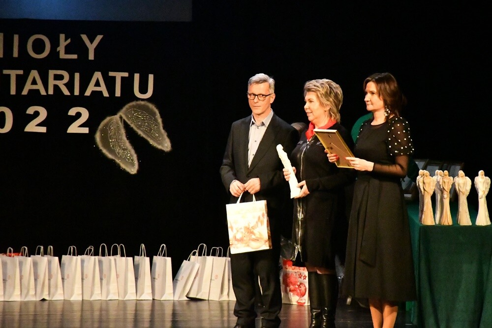 W tym roku te niezwykłe wyróżnienia powędrowały w sumie do 40 osób, firm i organizacji, które szczególnie aktywnie działały na rzecz mieszkańców Rudy Śląskiej. Przyznano także 34 wyróżnienia. 

fot. Jacek Knapik