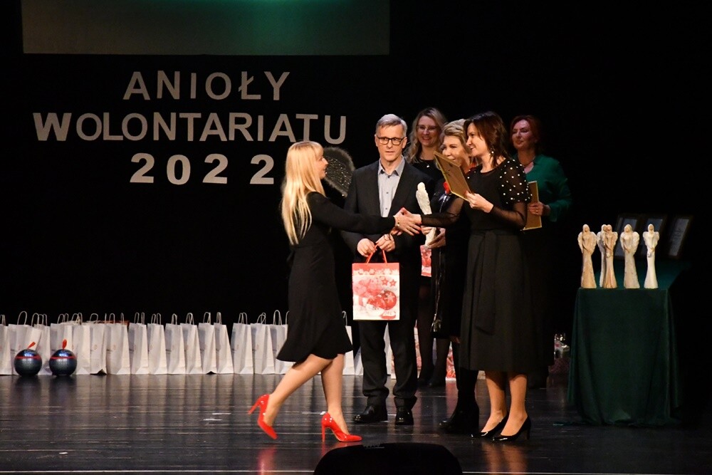 W tym roku te niezwykłe wyróżnienia powędrowały w sumie do 40 osób, firm i organizacji, które szczególnie aktywnie działały na rzecz mieszkańców Rudy Śląskiej. Przyznano także 34 wyróżnienia. 

fot. Jacek Knapik