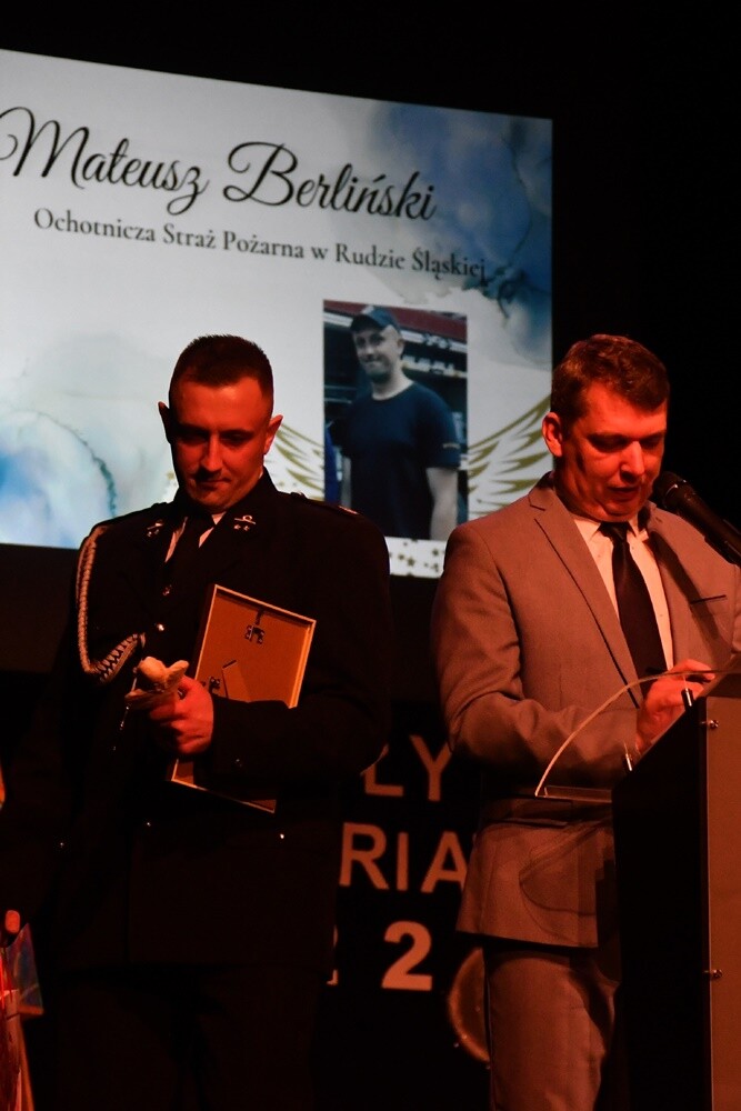 W tym roku te niezwykłe wyróżnienia powędrowały w sumie do 40 osób, firm i organizacji, które szczególnie aktywnie działały na rzecz mieszkańców Rudy Śląskiej. Przyznano także 34 wyróżnienia. 

fot. Jacek Knapik
