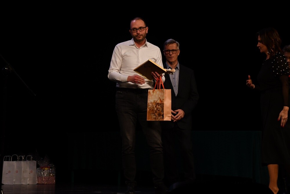 W tym roku te niezwykłe wyróżnienia powędrowały w sumie do 40 osób, firm i organizacji, które szczególnie aktywnie działały na rzecz mieszkańców Rudy Śląskiej. Przyznano także 34 wyróżnienia. 

fot. Jacek Knapik