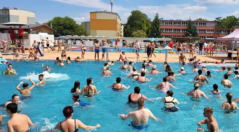 Aqua Fitness z Justyną Kamieńską – ruch, muzyka i energia na letnim basenie!