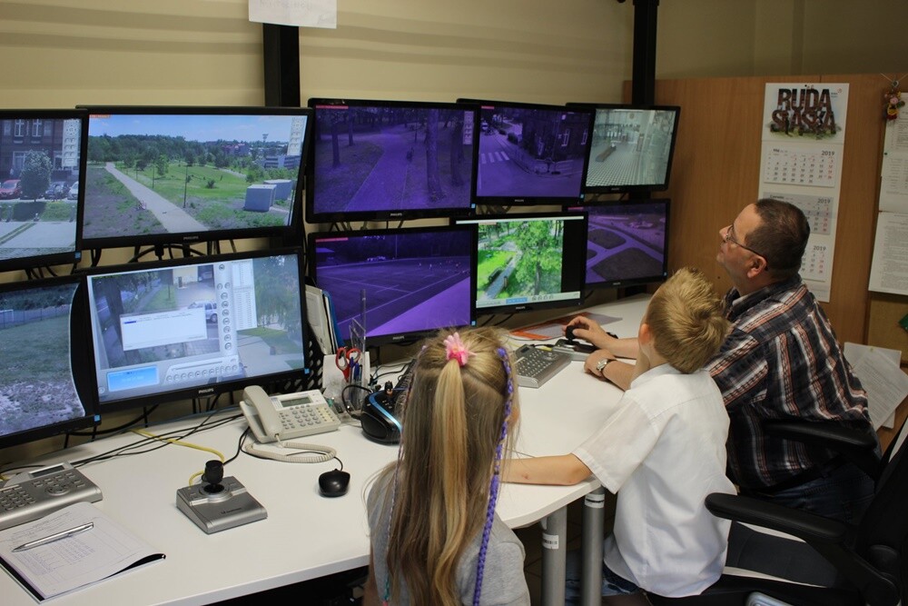 6-letnia Asia oraz 9-letni Sebastian wygrali w niedzielę konkurs na "Najlepsze przebranie" podczas miejskich obchodów Dnia Dziecka i sprawowali wczoraj urząd prezydenta Rudy Śląskiej.