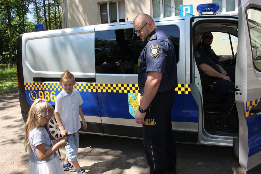 6-letnia Asia oraz 9-letni Sebastian wygrali w niedzielę konkurs na "Najlepsze przebranie" podczas miejskich obchodów Dnia Dziecka i sprawowali wczoraj urząd prezydenta Rudy Śląskiej.