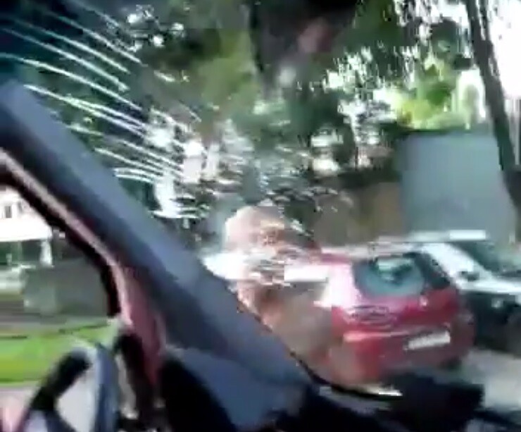 W Rudzie Śląskiej pijany mężczyzna zaatakował ratowników i rozbił szybę w karetce.