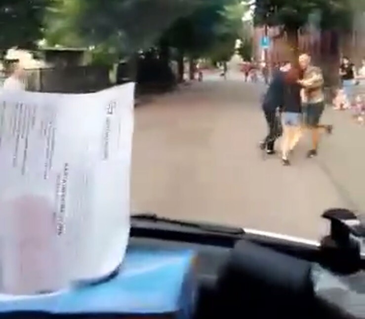 W Rudzie Śląskiej pijany mężczyzna zaatakował ratowników i rozbił szybę w karetce.