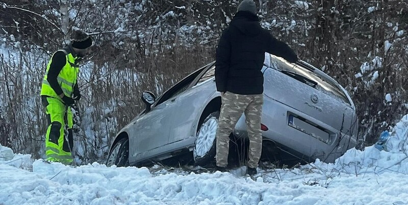 Auto wpadło do rowu na wjeździe na DTŚ w Chebziu. Policja apeluje o ostrożność