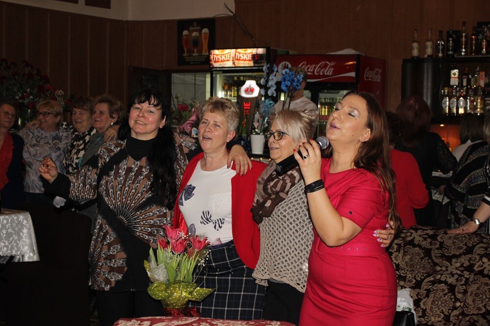 Rudzianki kolejny raz wyśmienicie bawiły się we wtorek w siedzibie chóru "Słowiczek" na "Babskich klachach" z okazji Dnia Kobiet. Było gwarno, wesoło i po śląsku!