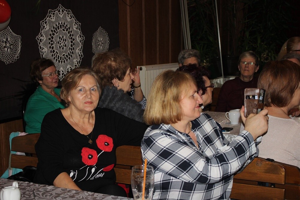 Rudzianki kolejny raz wyśmienicie bawiły się we wtorek w siedzibie chóru "Słowiczek" na "Babskich klachach" z okazji Dnia Kobiet. Było gwarno, wesoło i po śląsku!