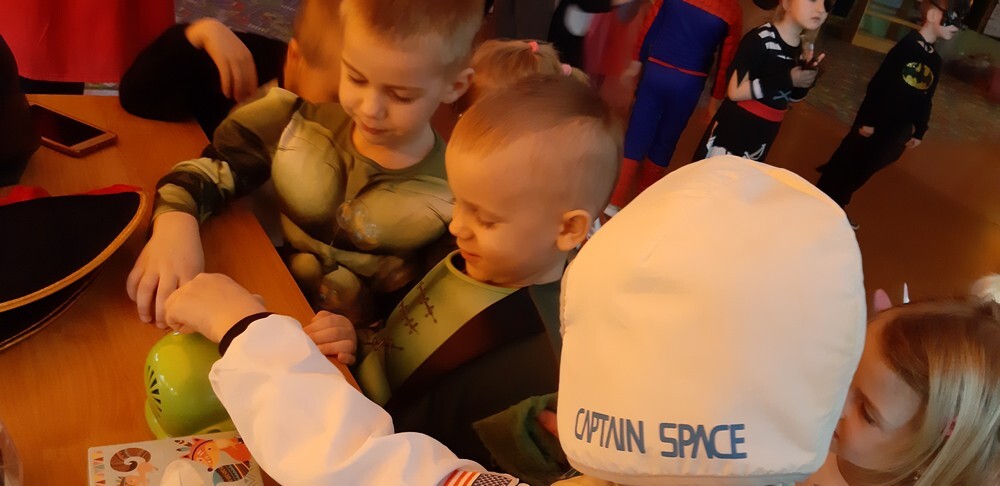 Zabawka do puszczania mydlanych baniek cieszyła się dużym zainteresowaniem kosmonauty i żółwi ninja. 