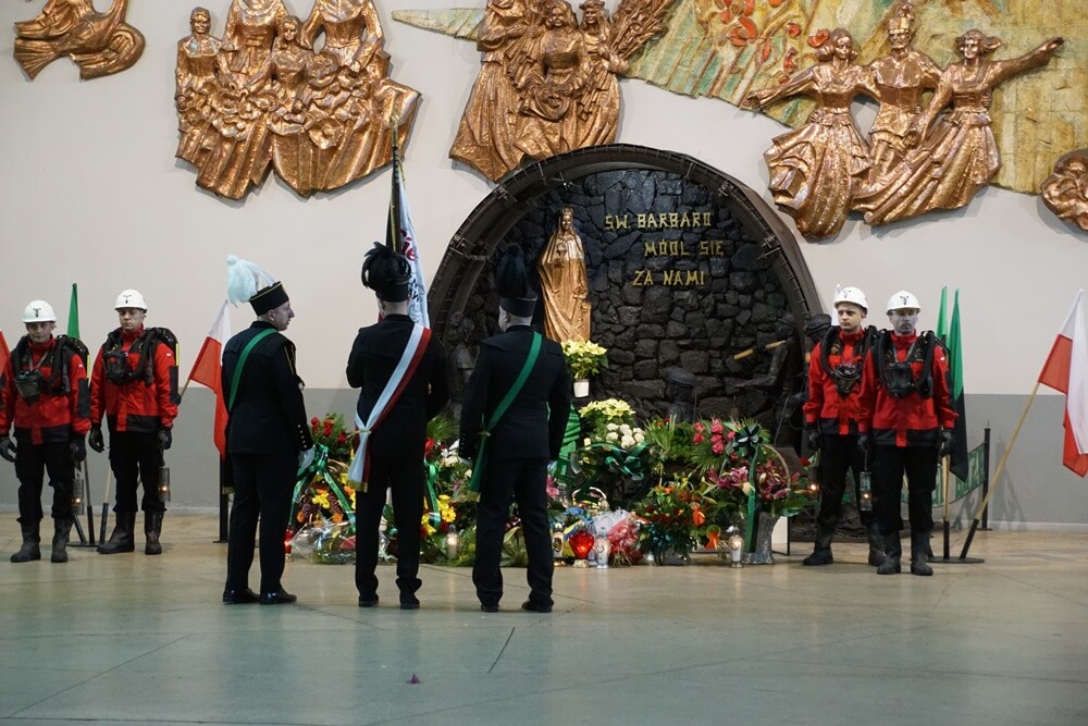 Dzisiaj z okazji Barbórki w całym mieście górnicy świętują. W kościołach odbyły się msze święte w intencji górników oraz ich rodzin. Nie zabrakło na nich kierownictwa kopalni, górników oraz przedstawicieli władz miasta.