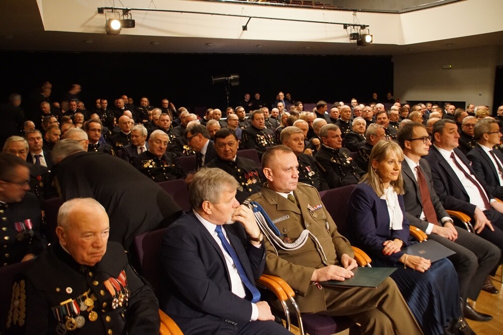 Wczoraj z okazji Barbórki w bielszowickim Domu Kultury odbyła się oficjalna akademia okolicznościowa, podczas której najbardziej zasłużeni górnicy otrzymali medale i szpady, które są symbolem wolności stanu górniczego.
