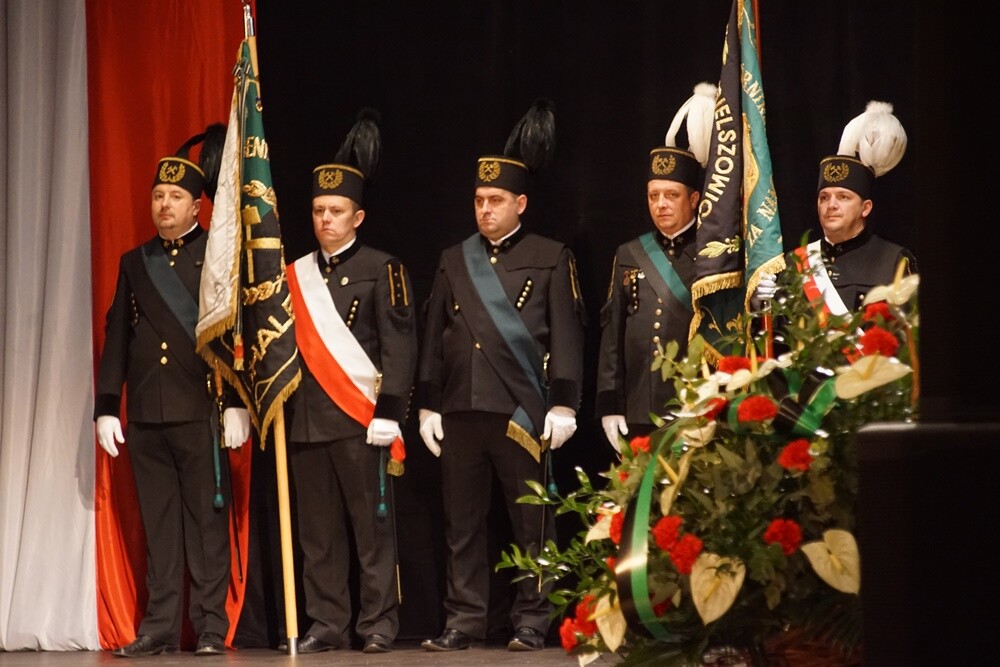Wczoraj z okazji Barbórki w bielszowickim Domu Kultury odbyła się oficjalna akademia okolicznościowa, podczas której najbardziej zasłużeni górnicy otrzymali medale i szpady, które są symbolem wolności stanu górniczego.