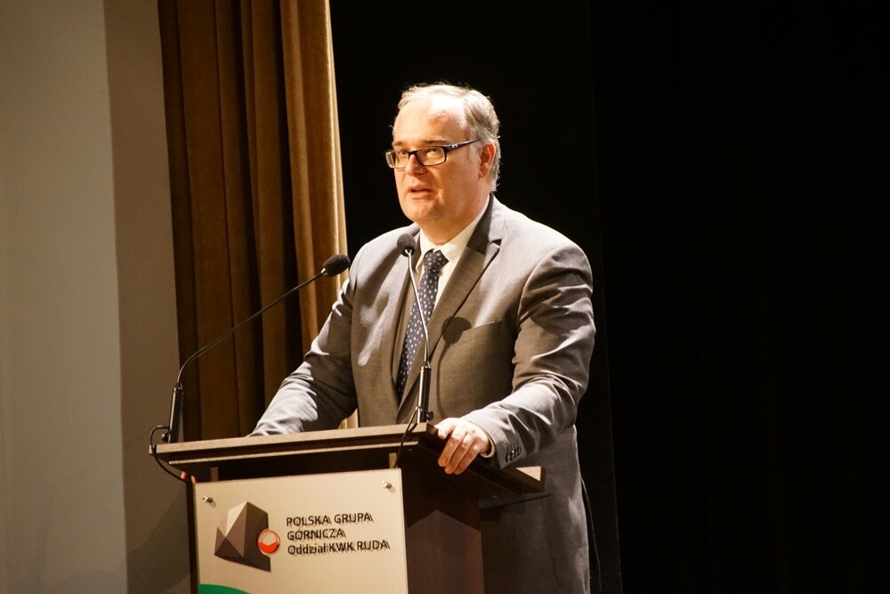 Wczoraj z okazji Barbórki w bielszowickim Domu Kultury odbyła się oficjalna akademia okolicznościowa, podczas której najbardziej zasłużeni górnicy otrzymali medale i szpady, które są symbolem wolności stanu górniczego.