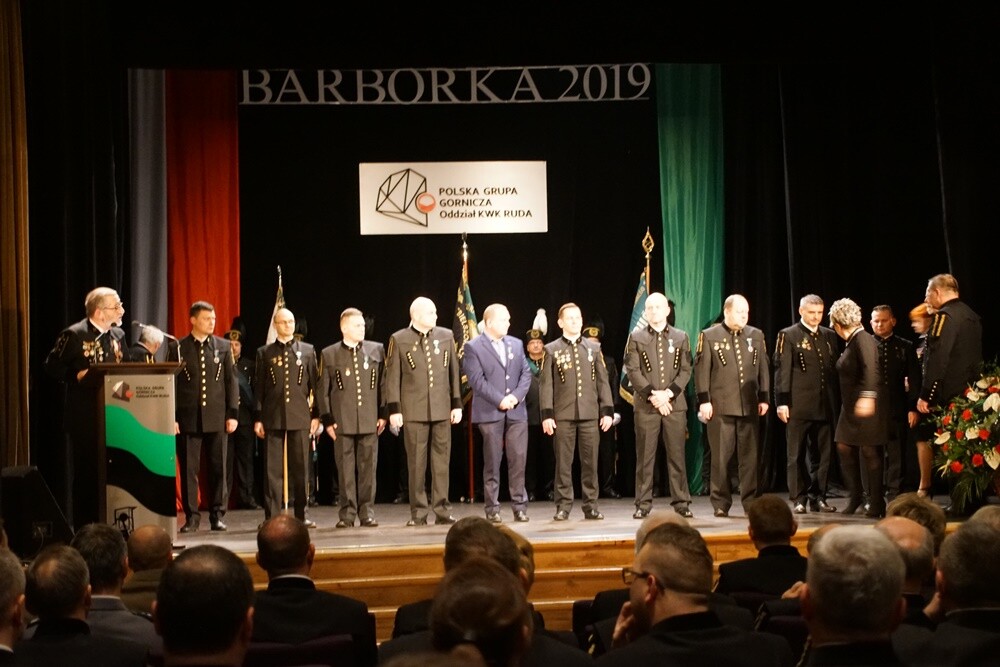Wczoraj z okazji Barbórki w bielszowickim Domu Kultury odbyła się oficjalna akademia okolicznościowa, podczas której najbardziej zasłużeni górnicy otrzymali medale i szpady, które są symbolem wolności stanu górniczego.