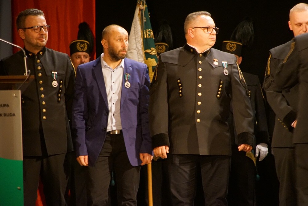 Wczoraj z okazji Barbórki w bielszowickim Domu Kultury odbyła się oficjalna akademia okolicznościowa, podczas której najbardziej zasłużeni górnicy otrzymali medale i szpady, które są symbolem wolności stanu górniczego.