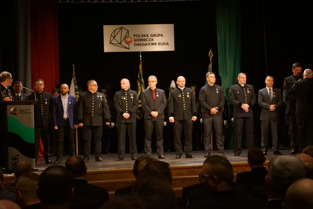 Wczoraj z okazji Barbórki w bielszowickim Domu Kultury odbyła się oficjalna akademia okolicznościowa, podczas której najbardziej zasłużeni górnicy otrzymali medale i szpady, które są symbolem wolności stanu górniczego.