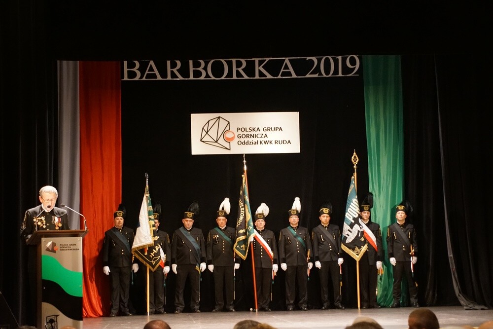 Wczoraj z okazji Barbórki w bielszowickim Domu Kultury odbyła się oficjalna akademia okolicznościowa, podczas której najbardziej zasłużeni górnicy otrzymali medale i szpady, które są symbolem wolności stanu górniczego.