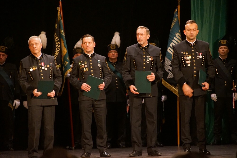 Wczoraj z okazji Barbórki w bielszowickim Domu Kultury odbyła się oficjalna akademia okolicznościowa, podczas której najbardziej zasłużeni górnicy otrzymali medale i szpady, które są symbolem wolności stanu górniczego.