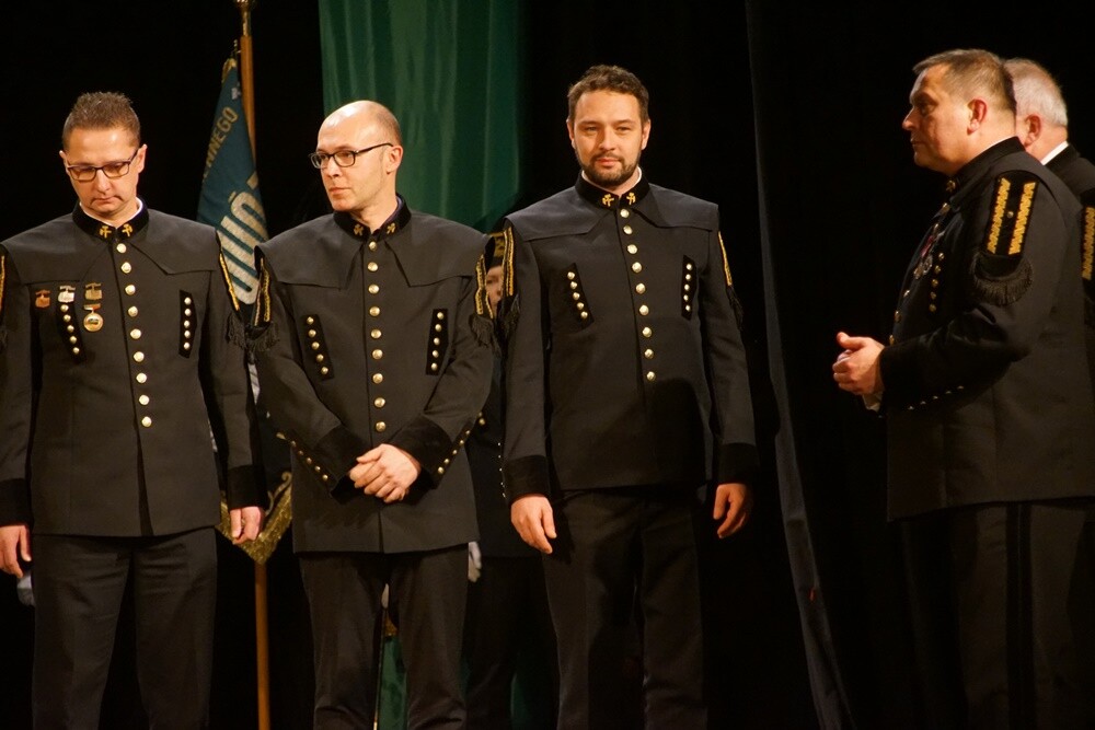 Wczoraj z okazji Barbórki w bielszowickim Domu Kultury odbyła się oficjalna akademia okolicznościowa, podczas której najbardziej zasłużeni górnicy otrzymali medale i szpady, które są symbolem wolności stanu górniczego.