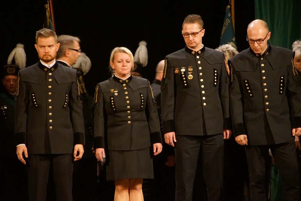 Wczoraj z okazji Barbórki w bielszowickim Domu Kultury odbyła się oficjalna akademia okolicznościowa, podczas której najbardziej zasłużeni górnicy otrzymali medale i szpady, które są symbolem wolności stanu górniczego.
