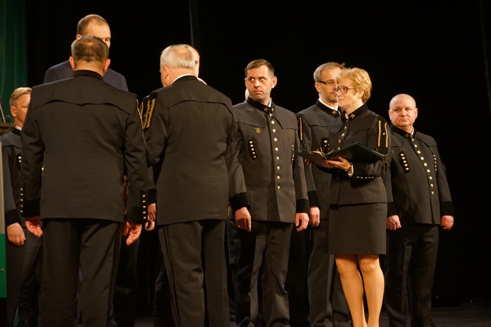 Wczoraj z okazji Barbórki w bielszowickim Domu Kultury odbyła się oficjalna akademia okolicznościowa, podczas której najbardziej zasłużeni górnicy otrzymali medale i szpady, które są symbolem wolności stanu górniczego.