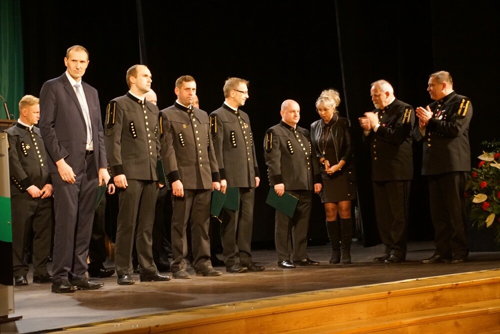 Wczoraj z okazji Barbórki w bielszowickim Domu Kultury odbyła się oficjalna akademia okolicznościowa, podczas której najbardziej zasłużeni górnicy otrzymali medale i szpady, które są symbolem wolności stanu górniczego.