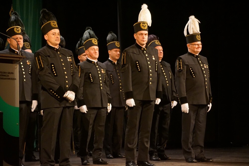 Wczoraj z okazji Barbórki w bielszowickim Domu Kultury odbyła się oficjalna akademia okolicznościowa, podczas której najbardziej zasłużeni górnicy otrzymali medale i szpady, które są symbolem wolności stanu górniczego.