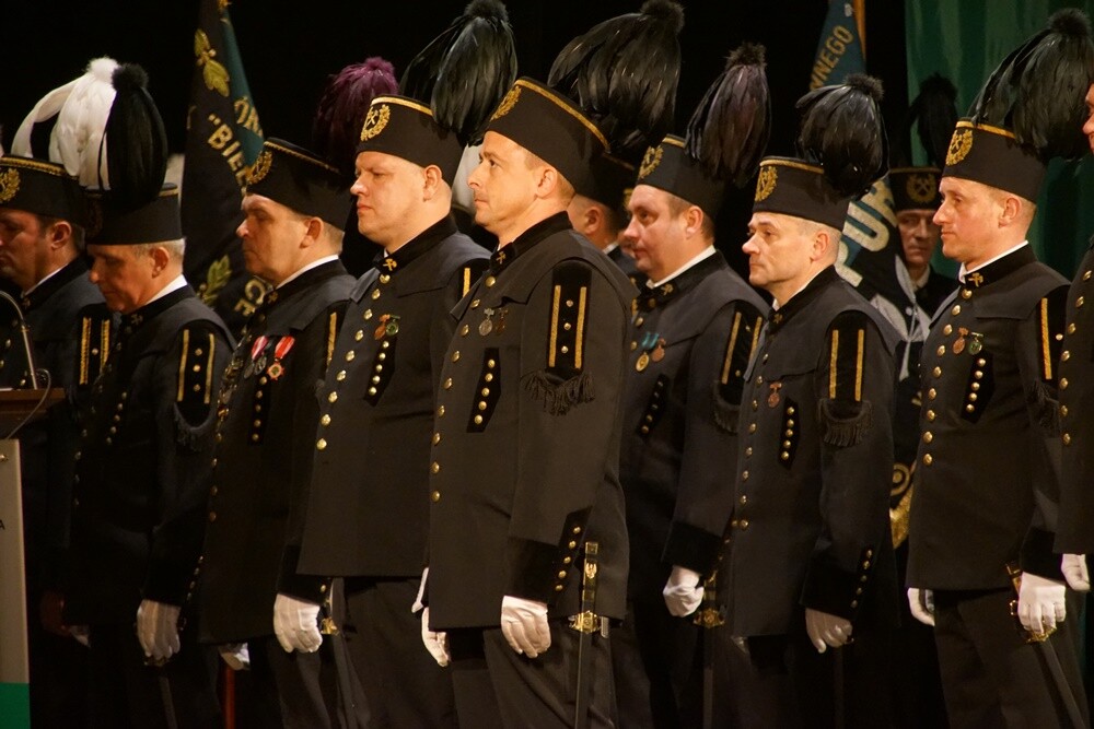 Wczoraj z okazji Barbórki w bielszowickim Domu Kultury odbyła się oficjalna akademia okolicznościowa, podczas której najbardziej zasłużeni górnicy otrzymali medale i szpady, które są symbolem wolności stanu górniczego.