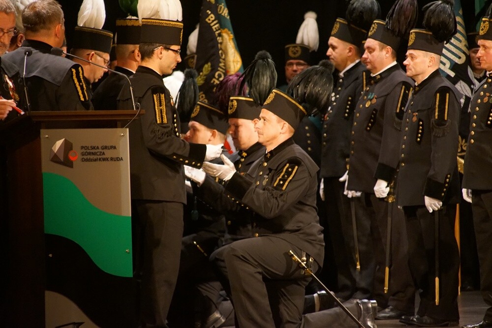 Wczoraj z okazji Barbórki w bielszowickim Domu Kultury odbyła się oficjalna akademia okolicznościowa, podczas której najbardziej zasłużeni górnicy otrzymali medale i szpady, które są symbolem wolności stanu górniczego.