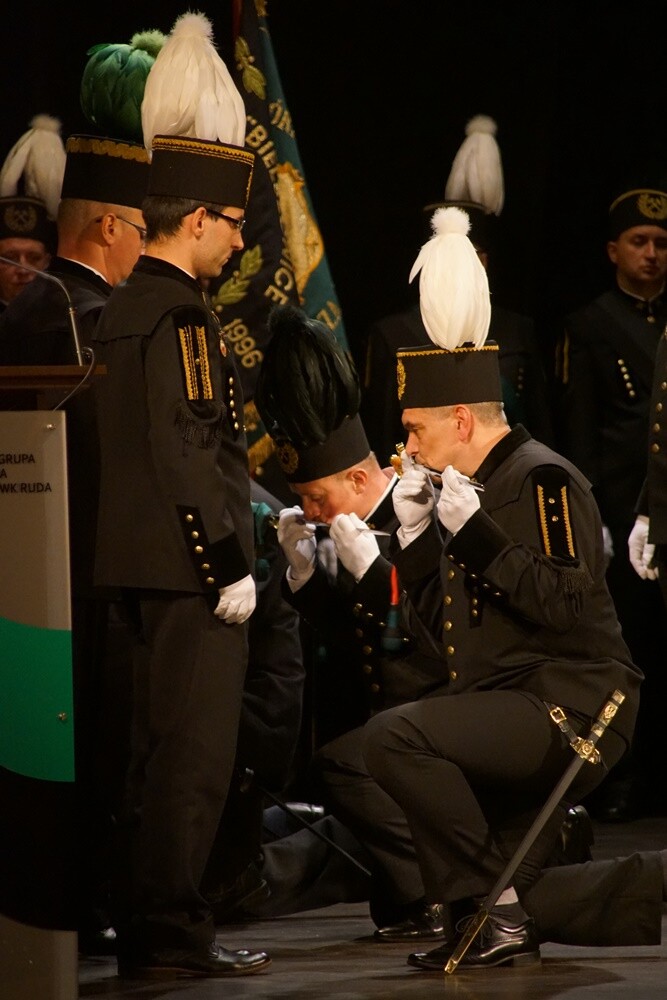 Wczoraj z okazji Barbórki w bielszowickim Domu Kultury odbyła się oficjalna akademia okolicznościowa, podczas której najbardziej zasłużeni górnicy otrzymali medale i szpady, które są symbolem wolności stanu górniczego.