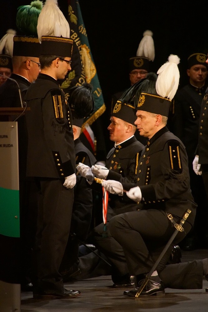 Wczoraj z okazji Barbórki w bielszowickim Domu Kultury odbyła się oficjalna akademia okolicznościowa, podczas której najbardziej zasłużeni górnicy otrzymali medale i szpady, które są symbolem wolności stanu górniczego.