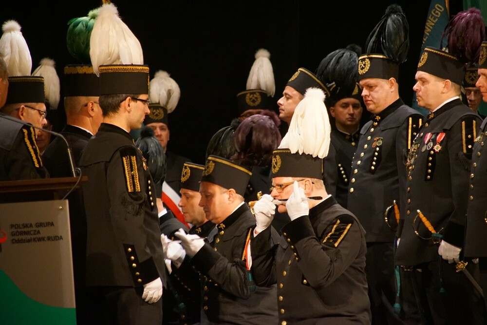 Wczoraj z okazji Barbórki w bielszowickim Domu Kultury odbyła się oficjalna akademia okolicznościowa, podczas której najbardziej zasłużeni górnicy otrzymali medale i szpady, które są symbolem wolności stanu górniczego.