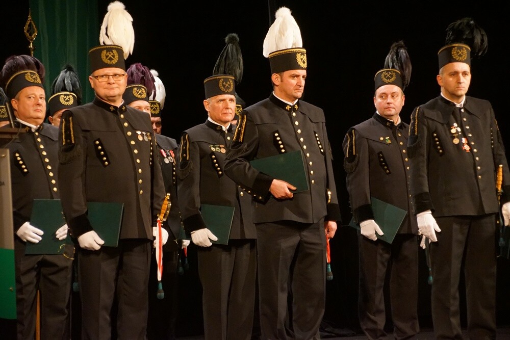 Wczoraj z okazji Barbórki w bielszowickim Domu Kultury odbyła się oficjalna akademia okolicznościowa, podczas której najbardziej zasłużeni górnicy otrzymali medale i szpady, które są symbolem wolności stanu górniczego.