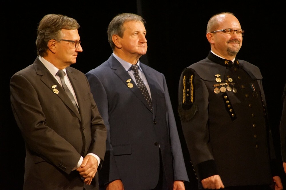 Wczoraj z okazji Barbórki w bielszowickim Domu Kultury odbyła się oficjalna akademia okolicznościowa, podczas której najbardziej zasłużeni górnicy otrzymali medale i szpady, które są symbolem wolności stanu górniczego.