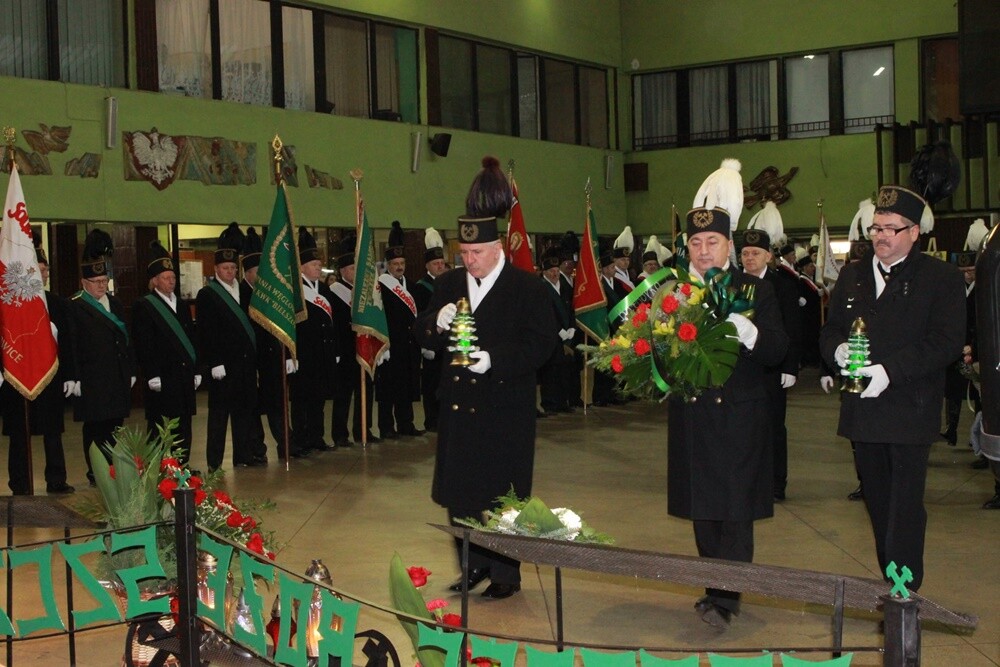 Dzisiaj z okazji Barbórki w całym mieście górnicy świętują. W kościołach odbyły się msze święte w intencji górników oraz ich rodzin. Nie zabrakło na nich kierownictwa kopalni, górników oraz przedstawicieli władz miasta.