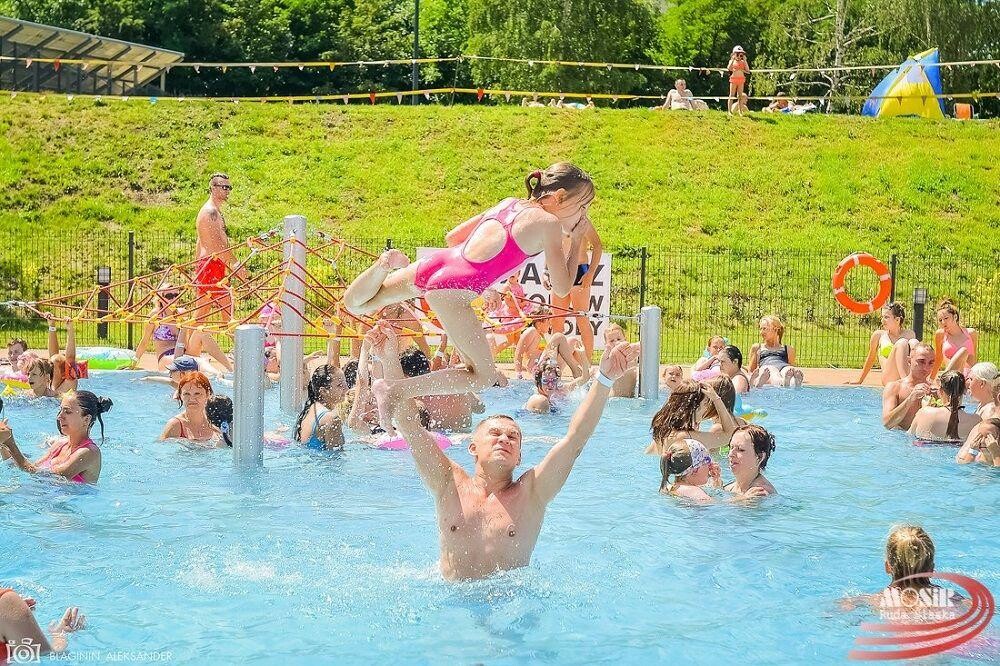 Pogoda coraz lepsza. Z niecierpliwością czekamy na otwarcie letniego basenu w Nowym Bytomiu. Kiedy to nastąpi? Jaki będzie cennik? Sprawdźcie!