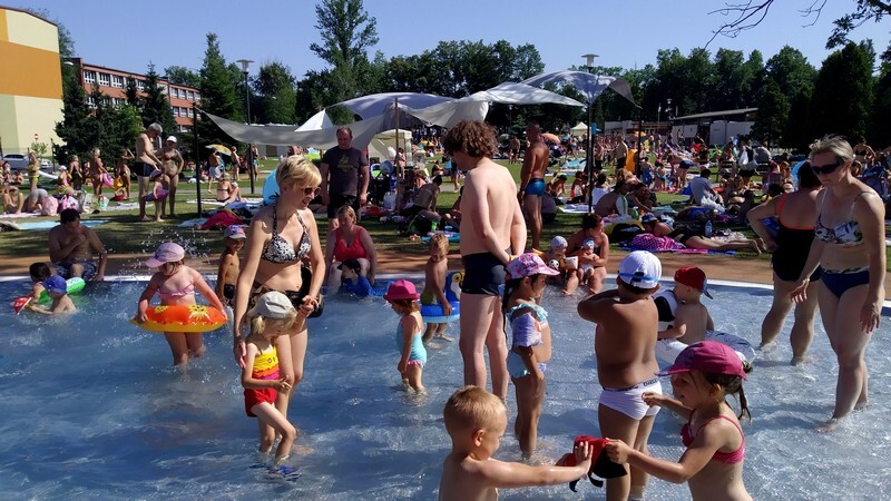 W ubiegły weekend ochłody na basenie letnim w Nowym Bytomiu szukały setki rudzian.