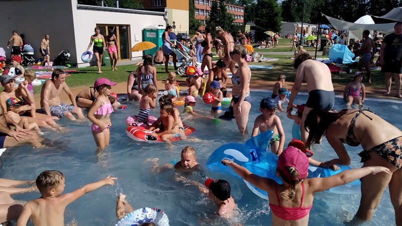 Bilet wstępu na basen letni w Rudzie Śląskiej kosztuje 12 zł w przypadku dorosłych, natomiast dzieci i młodzież szkolna, studenci do 25 lat, emeryci 60+ i renciści zapłacą 8 zł.