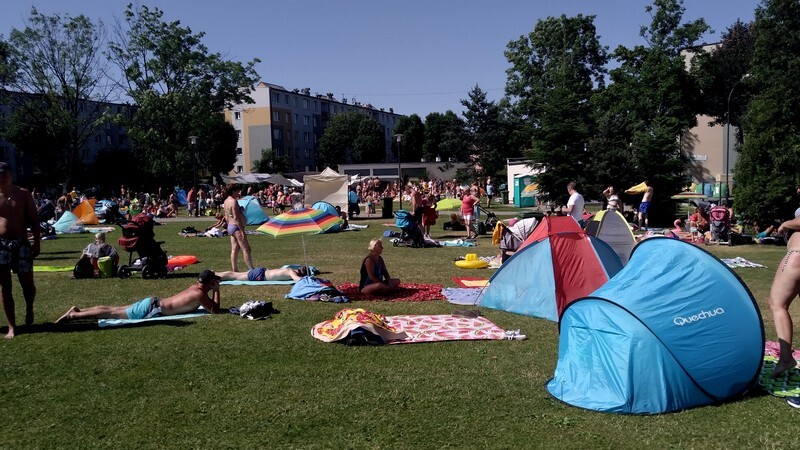 Wakacje w pełni! W upalne dni tłumy rudzian spędzają wolny czas na basenie letnim mieszczącym się na terenie Ośrodka Sportowo-Rekreacyjnego w Nowym Bytomiu. Kompleks ten tworzą: basen pływacki, basen kąpielowy dla niepływających oraz brodzik dla dzieci. Kiedy żar leje się z nieba, ochłody można zaznać podczas odświeżającej kąpieli. Rudzki basen cieszy się olbrzymią popularnością także wśród mieszkańców okolicznych miast.