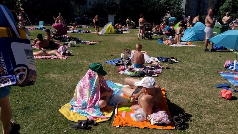 Wakacje w pełni! W upalne dni tłumy rudzian spędzają wolny czas na basenie letnim mieszczącym się na terenie Ośrodka Sportowo-Rekreacyjnego w Nowym Bytomiu. Kompleks ten tworzą: basen pływacki, basen kąpielowy dla niepływających oraz brodzik dla dzieci. Kiedy żar leje się z nieba, ochłody można zaznać podczas odświeżającej kąpieli. Rudzki basen cieszy się olbrzymią popularnością także wśród mieszkańców okolicznych miast.