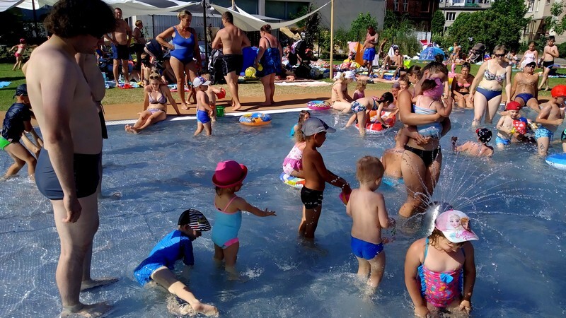 Wakacje w pełni! W upalne dni tłumy rudzian spędzają wolny czas na basenie letnim mieszczącym się na terenie Ośrodka Sportowo-Rekreacyjnego w Nowym Bytomiu. Kompleks ten tworzą: basen pływacki, basen kąpielowy dla niepływających oraz brodzik dla dzieci. Kiedy żar leje się z nieba, ochłody można zaznać podczas odświeżającej kąpieli. Rudzki basen cieszy się olbrzymią popularnością także wśród mieszkańców okolicznych miast.