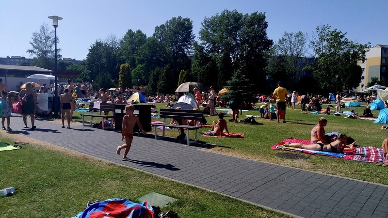 Wakacje w pełni! W upalne dni tłumy rudzian spędzają wolny czas na basenie letnim mieszczącym się na terenie Ośrodka Sportowo-Rekreacyjnego w Nowym Bytomiu. Kompleks ten tworzą: basen pływacki, basen kąpielowy dla niepływających oraz brodzik dla dzieci. Kiedy żar leje się z nieba, ochłody można zaznać podczas odświeżającej kąpieli. Rudzki basen cieszy się olbrzymią popularnością także wśród mieszkańców okolicznych miast.