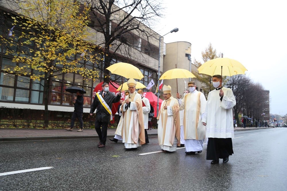 W sobotę rano w katedrze Chrystusa Króla w Katowicach rozpoczęły się uroczystości beatyfikacyjne księdza Jana Machy. W budynku zgromadziły się tłumy wiernych.
fot. Archidiecezja Katowicka