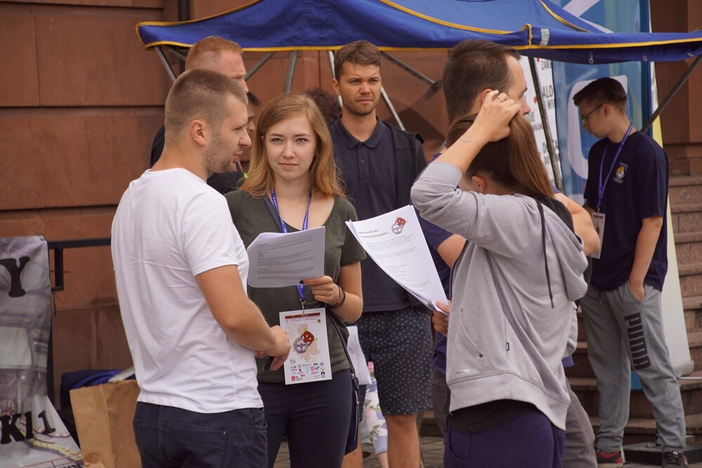 Ruszył turystyczny rajd samochodowy Bebok 2018. Na starcie pojawiło się 28 załóg z Polski i Czech.