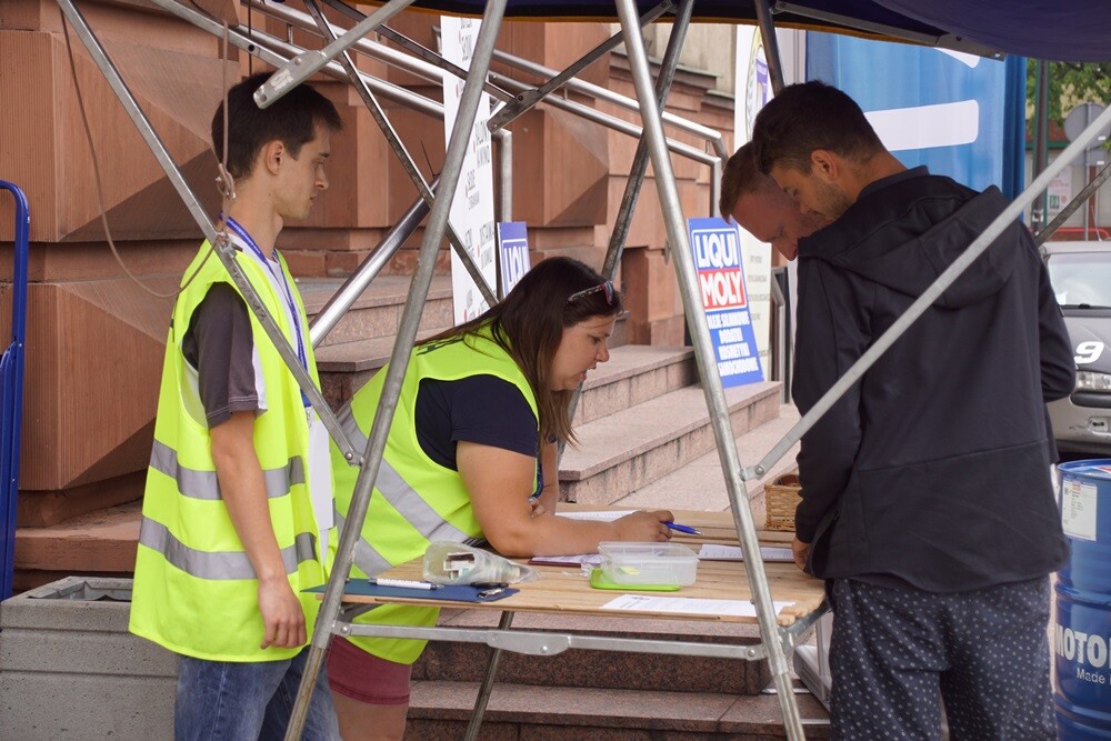 Ruszył turystyczny rajd samochodowy Bebok 2018. Na starcie pojawiło się 28 załóg z Polski i Czech.