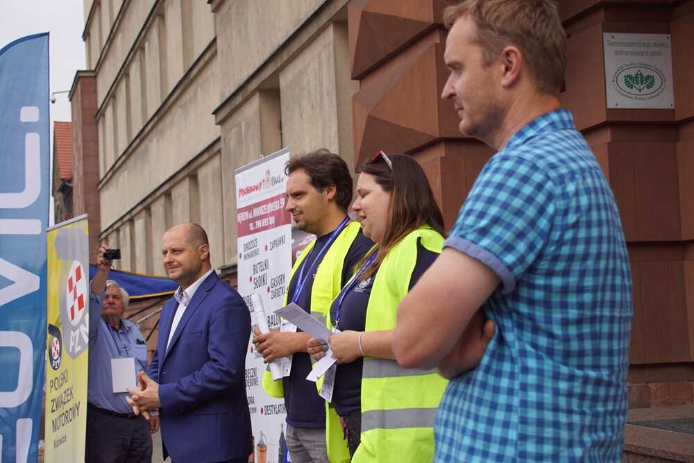 Ruszył turystyczny rajd samochodowy Bebok 2018. Na starcie pojawiło się 28 załóg z Polski i Czech.