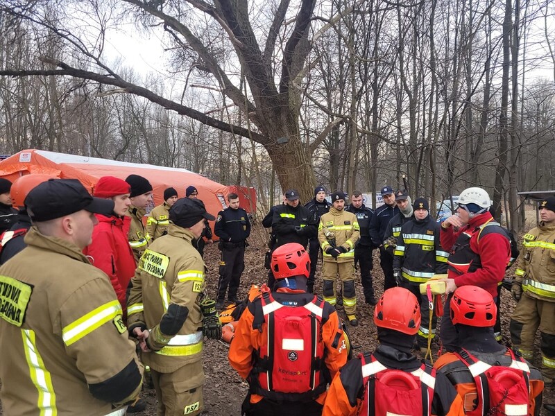 Bezpieczny lód? Służby ćwiczyły techniki ratownicze na stawie w Rudzie Śląskiej [FOTO]