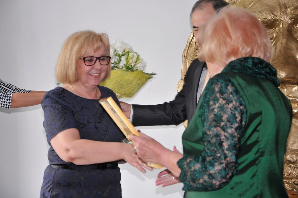 Bożena Jasnowska i prezydent Grażyna Dziedzic nagrodzone „Bibliosami”! Już po raz 22. rozdano Nagrody Honorowe Miejskiej Biblioteki Publicznej w Rudzie Śląskiej. W ten sposób uczczono w mieście Dzień Bibliotekarza i Bibliotek.