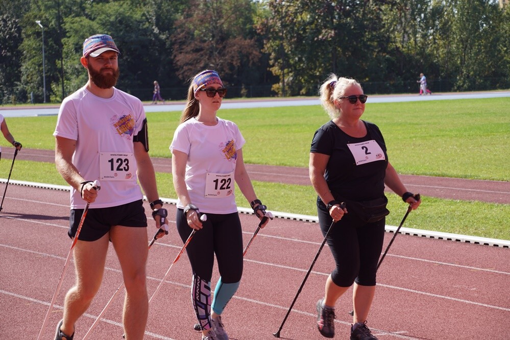 Zapaleni biegacze i miłośnicy marszu nordic walking mieli dzisiaj okazję sprawdzić swoje siły na stadionie lekkoatletycznym przy ul. Czarnoleśnej. Odbył się "VII Bieg – marsz dla zdrowia psychicznego".
